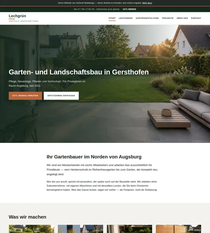 Startseite der Beispielwebsite Lechgrün Garten und Landschaftsbau: heller Auftritt mit großem Gartenfoto, darüber das Band mit dem Demo-Hinweis