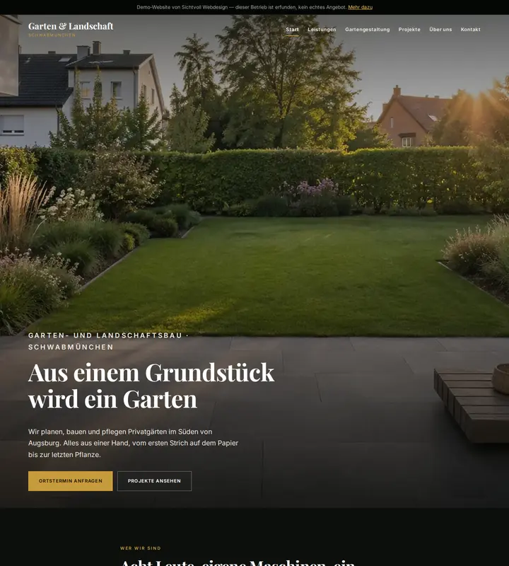 Startseite der Beispielwebsite Garten und Landschaft Schwabmünchen: dunkler, edler Auftritt mit Abendstimmung im Garten, darüber das Band mit dem Demo-Hinweis