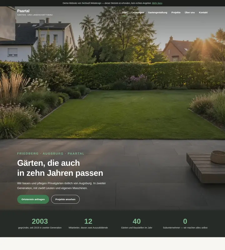 Startseite der Beispielwebsite Paartal Garten- und Landschaftsbau: dunkelgrüner Auftritt mit Kennzahlen zum Betrieb, darüber das Band mit dem Demo-Hinweis