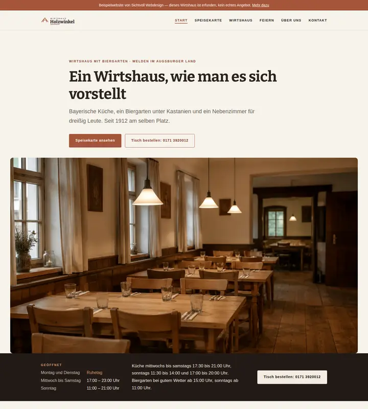 Startseite der Beispielwebsite Wirtshaus Holzwinkel: heller, warmer Auftritt mit Blick in die Gaststube, darüber das Band mit dem Demo-Hinweis