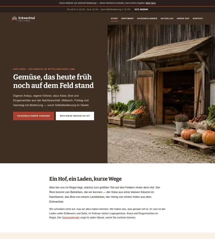 Startseite der Beispielwebsite Hofladen Ecknachtal: dunkler, warmer Auftritt mit Foto des Hofladens im Stadel, darüber das Band mit dem Demo-Hinweis
