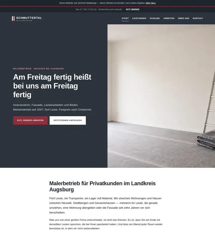 Startseite der Beispielwebsite Schmuttertal Malerbetrieb: dunkelgrauer Auftritt mit frisch gestrichenem Raum und Leiter, darüber das Band mit dem Demo-Hinweis